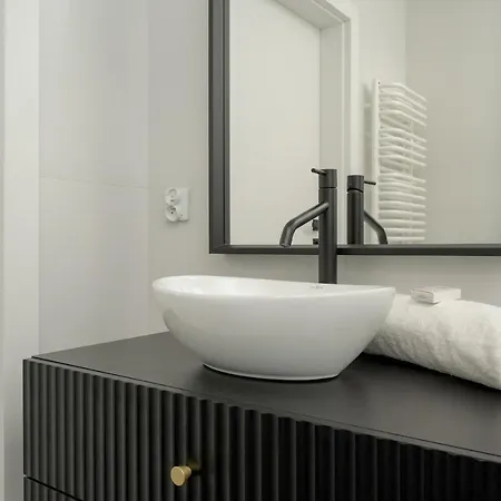 Elegant In The Center Of With Free Garage By Renters Appartement
